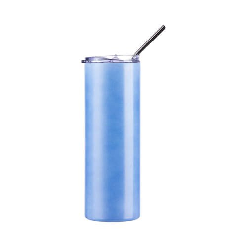 Una tazza da 600 ml con una cannuccia per sublimazione - cambia colore sotto l'influenza del calore dal blu al rosa