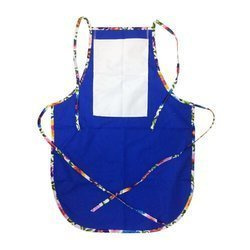 Grembiule arrotondato con tasca per stampa – di colore blu con bordo colorato - fiori slavi bianchi