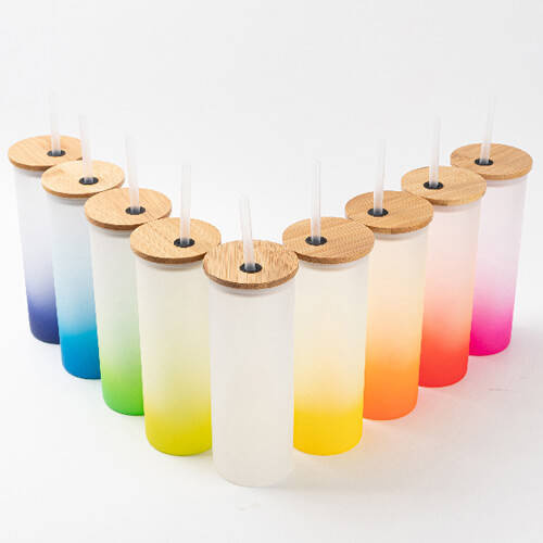 Una tazza glassata da 500 ml con un coperchio in bambù e una cannuccia per la sublimazione - sfumatura verde lime