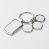 Un portachiavi in metallo con tre anelli di sublimazione