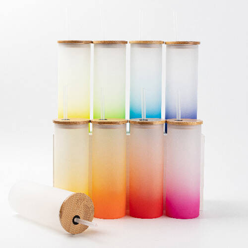 Una tazza glassata da 500 ml con un coperchio in bambù e una cannuccia per la sublimazione - sfumatura Giallo