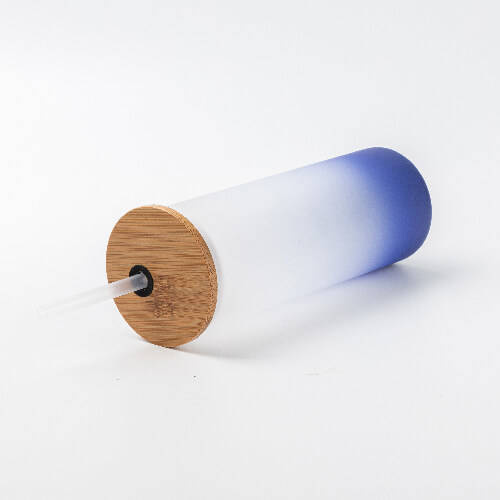 Una tazza glassata da 500 ml con un coperchio in bambù e una cannuccia per la sublimazione - sfumatura blu navy
