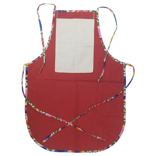 Grembiule arrotondato con tasca per stampa – di colore rosso con bordo colorato - fiori slavi bianchi