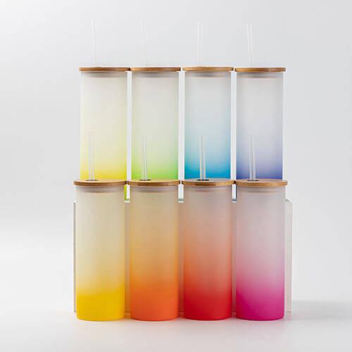 Una tazza glassata da 500 ml con un coperchio in bambù e una cannuccia per la sublimazione - sfumatura Viola