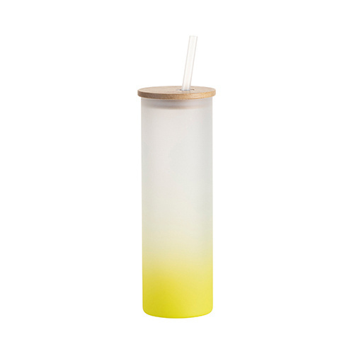 Una tazza glassata da 600 ml con un coperchio in bambù e una cannuccia per la sublimazione - sfumatura verde lime