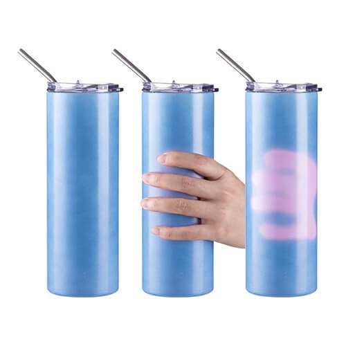 Una tazza da 600 ml con una cannuccia per sublimazione - cambia colore sotto l'influenza del calore dal blu al rosa