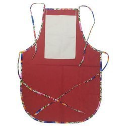 Grembiule arrotondato con tasca per stampa – di colore rosso con bordo colorato - fiori slavi bianchi