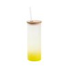 Una tazza glassata da 500 ml con un coperchio in bambù e una cannuccia per la sublimazione - sfumatura verde lime
