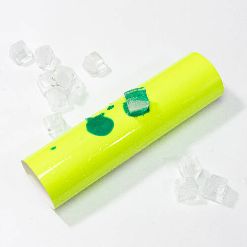 Un foglio di pellicola autoadesiva che vira dal giallo al verde