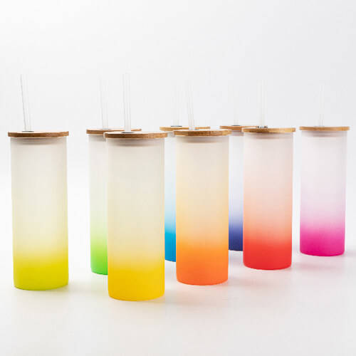 Una tazza glassata da 500 ml con un coperchio in bambù e una cannuccia per la sublimazione