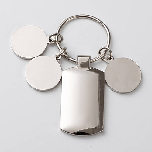 Un portachiavi in metallo con tre anelli di sublimazione