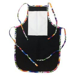 Grembiule per bambini arrotondato con tasca per stampa – di colore nero con bordino colorato - fiori slavi bianchi