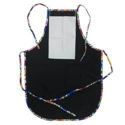 Grembiule arrotondato con tasca per stampa – di colore nero con bordo colorato - fiori slavi bianchi