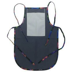 Grembiule per bambini arrotondato con tasca per stampa – di colore grigio con bordino colorato - fiori slavi neri