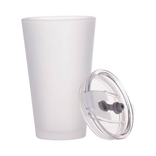 Un bicchiere smerigliato da 450 ml con coperchio e cannuccia per sublimazione