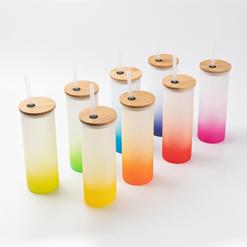 Una tazza glassata da 500 ml con un coperchio in bambù e una cannuccia per la sublimazione - sfumatura rosso