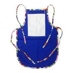 Grembiule per bambini arrotondato con tasca per stampa – di colore blu con bordino colorato - fiori slavi bianchi