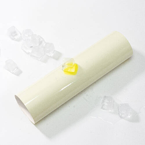 Un foglio di pellicola autoadesiva che vira dal crema al giallo