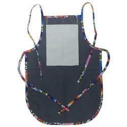 Grembiule per bambini arrotondato con tasca per stampa – di colore grigio con bordino colorato - fiori slavi bianchi