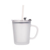 Una tazza in vetro smerigliato da 400 ml con un coperchio e una cannuccia per la sublimazione