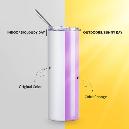 Una tazza da 600 ml con una cannuccia per la sublimazione - cambia colore sotto l'influenza dei raggi UV dal bianco al viola