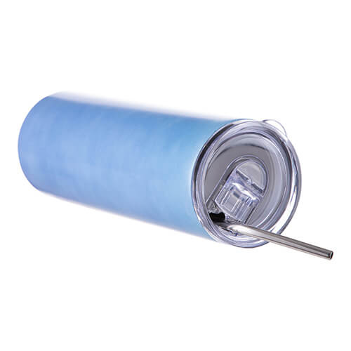 Una tazza da 600 ml con una cannuccia per sublimazione - cambia colore sotto l'influenza del calore dal blu al rosa