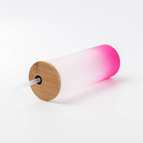 Una tazza glassata da 500 ml con un coperchio in bambù e una cannuccia per la sublimazione - sfumatura Viola