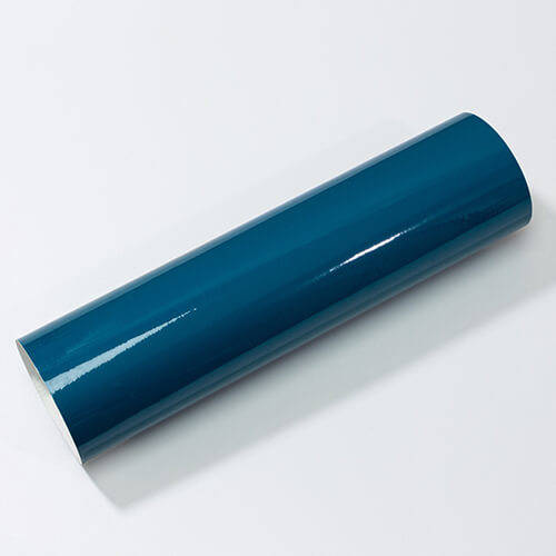 Un foglio di pellicola autoadesiva che vira dal blu al verde