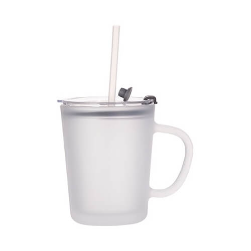 Una tazza in vetro smerigliato da 400 ml con un coperchio e una cannuccia per la sublimazione